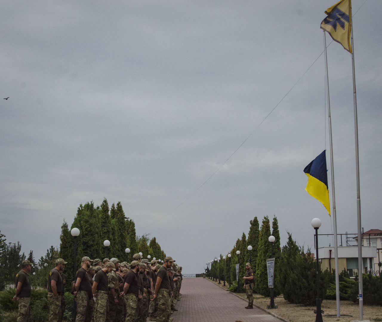 НА БАЗАХ АЗОВУ ВІДБУЛИСЬ УРОЧИСТІ ШИКУВАННЯ З ПІДНЯТТЯМ ДЕРЖАВНОГО ПРАПОРА