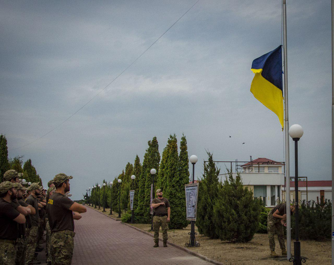 НА БАЗАХ АЗОВУ ВІДБУЛИСЬ УРОЧИСТІ ШИКУВАННЯ З ПІДНЯТТЯМ ДЕРЖАВНОГО ПРАПОРА