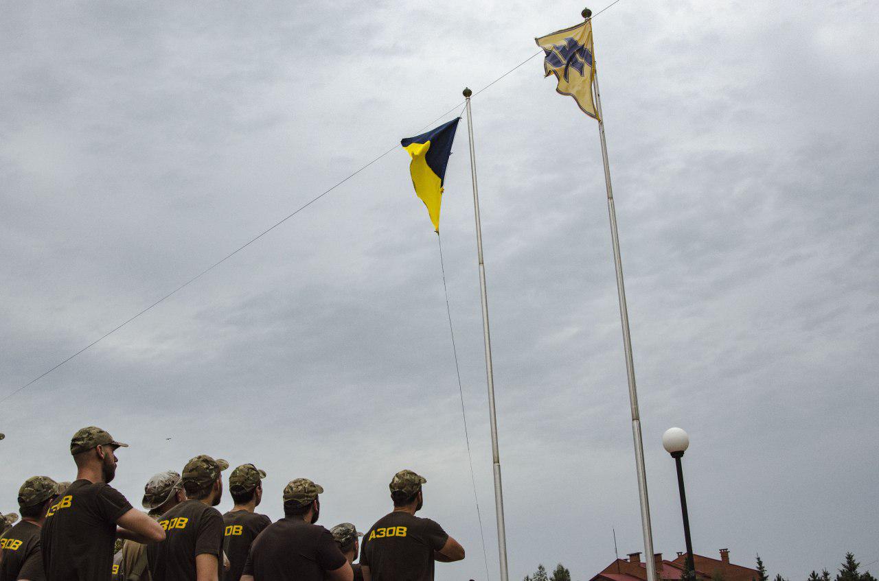 НА БАЗАХ АЗОВУ ВІДБУЛИСЬ УРОЧИСТІ ШИКУВАННЯ З ПІДНЯТТЯМ ДЕРЖАВНОГО ПРАПОРА