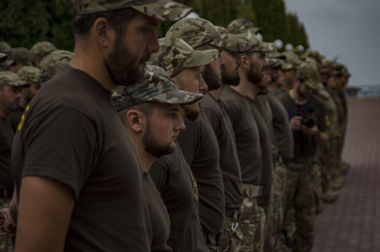 НА БАЗАХ АЗОВУ ВІДБУЛИСЬ УРОЧИСТІ ШИКУВАННЯ З ПІДНЯТТЯМ ДЕРЖАВНОГО ПРАПОРА