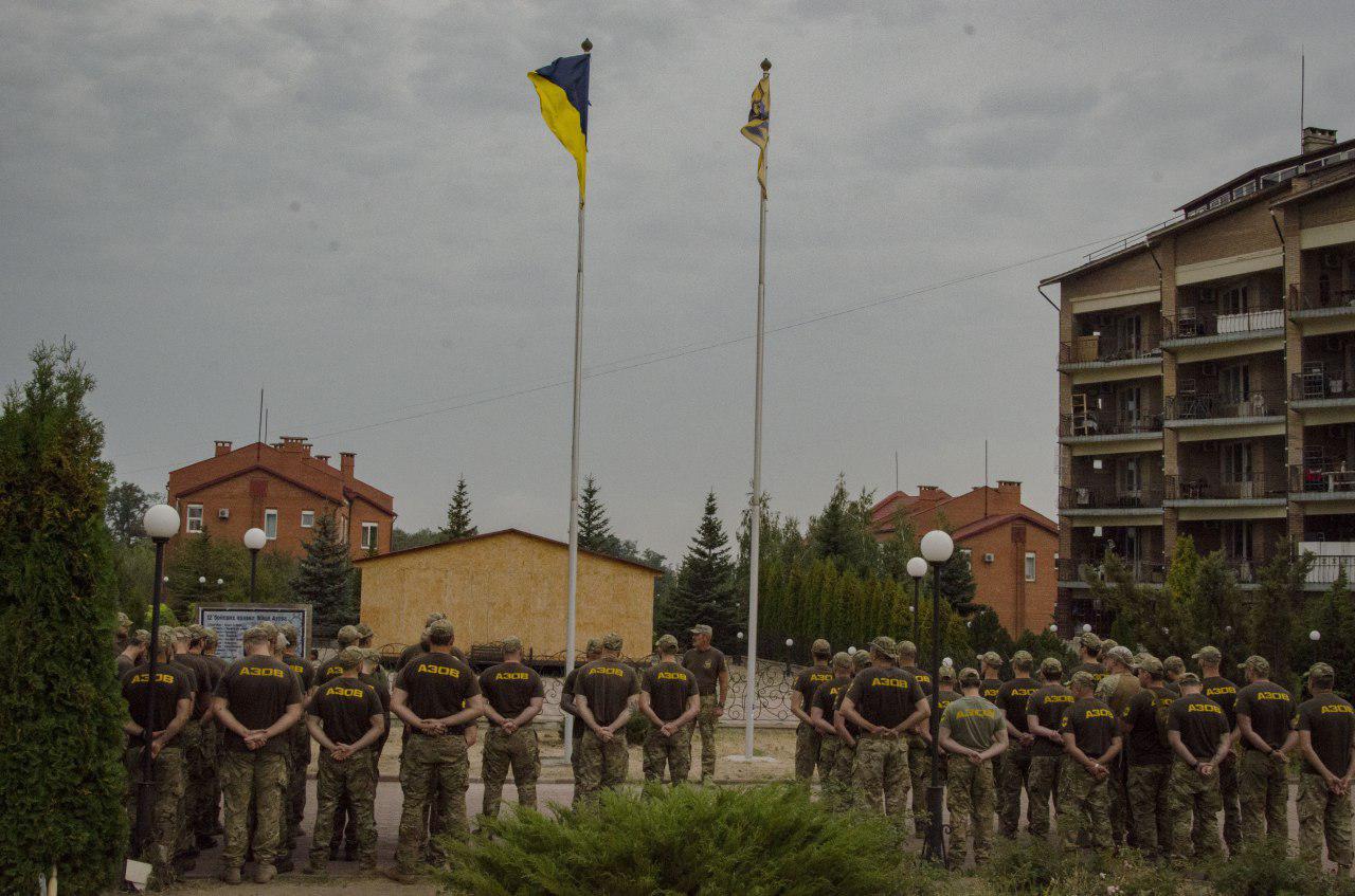 НА БАЗАХ АЗОВУ ВІДБУЛИСЬ УРОЧИСТІ ШИКУВАННЯ З ПІДНЯТТЯМ ДЕРЖАВНОГО ПРАПОРА