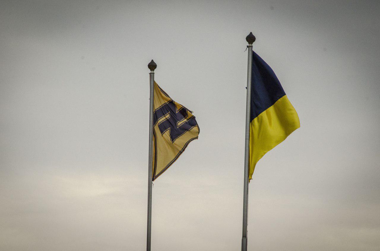 НА БАЗАХ АЗОВУ ВІДБУЛИСЬ УРОЧИСТІ ШИКУВАННЯ З ПІДНЯТТЯМ ДЕРЖАВНОГО ПРАПОРА