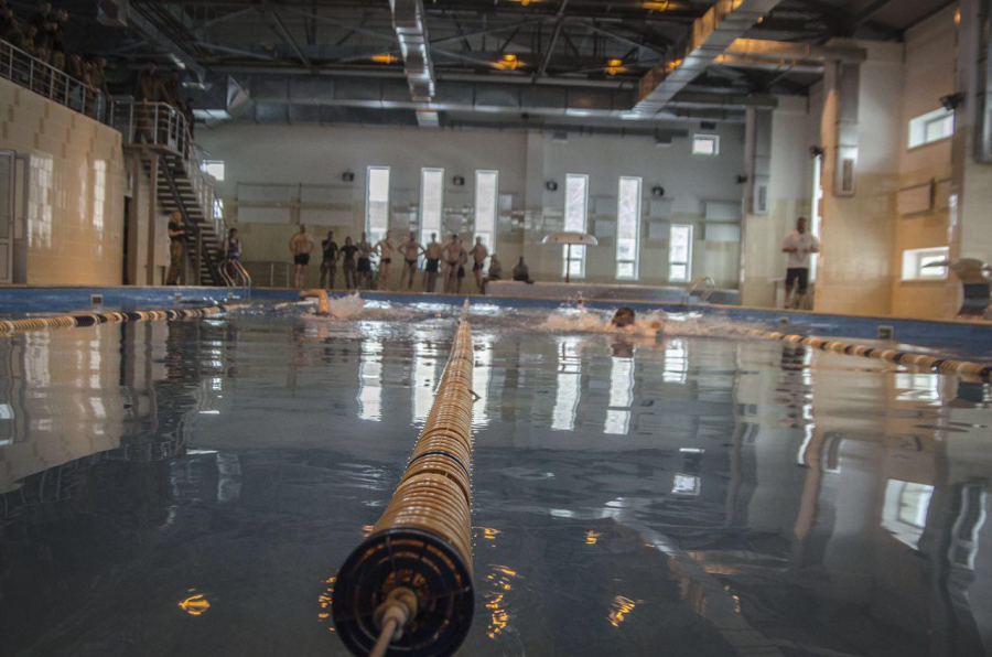 АЗОВЦІ ПОЗМАГАЛИСЯ У ПЛАВАННІ