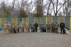 КІНОЛОГИ ПОЛКУ АЗОВ ВІДВІДАЛИ НАВЧАЛЬНО-ТРЕНУВАЛЬНІ ЗБОРИ ТА ОТРИМАЛИ РОБОЧІ СЕРТИФІКАТИ