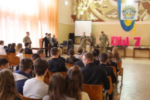 АЗОВЦІ ВІДВІДАЛИ ШКОЛЯРІВ ТА ВЗЯЛИ УЧАСТЬ В АКЦІЇ «ВІДПОВІДАЛЬНІСТЬ ПОЧИНАЄТЬСЯ З МЕНЕ»