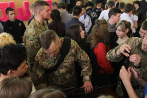 АЗОВЦІ ВІДВІДАЛИ ШКОЛЯРІВ ТА ВЗЯЛИ УЧАСТЬ В АКЦІЇ «ВІДПОВІДАЛЬНІСТЬ ПОЧИНАЄТЬСЯ З МЕНЕ»