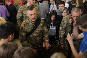 АЗОВЦІ ВІДВІДАЛИ ШКОЛЯРІВ ТА ВЗЯЛИ УЧАСТЬ В АКЦІЇ «ВІДПОВІДАЛЬНІСТЬ ПОЧИНАЄТЬСЯ З МЕНЕ»