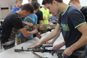 АЗОВЦІ ВЛАШТУВАЛИ ЕКСКУРСІЮ ДЛЯ ДІТЕЙ