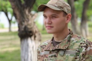 ГЕРОЇЧНИЙ ВЧИНОК: БОЄЦЬ АЗОВУ ЗАТРИМАВ ЗЛОЧИНЦЯ, ЯКИЙ НОЖЕМ ПОРІЗАВ ПІДЛІТКА