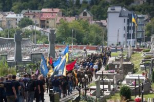 У Львові поховали азовця Олега «Ватсона» Кремеза. Сотні містян прийшли віддати шану полеглому медику