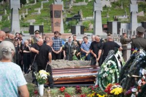 У Львові поховали азовця Олега «Ватсона» Кремеза. Сотні містян прийшли віддати шану полеглому медику