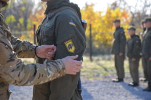 Восьмий базовий курс бойової підготовки завершено. Рекрути отримали шеврони полку АЗОВ
