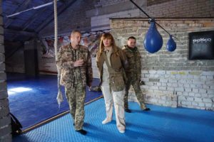 Делегація на чолі з Оксаною Корчинською відвідала базу полку АЗОВ
