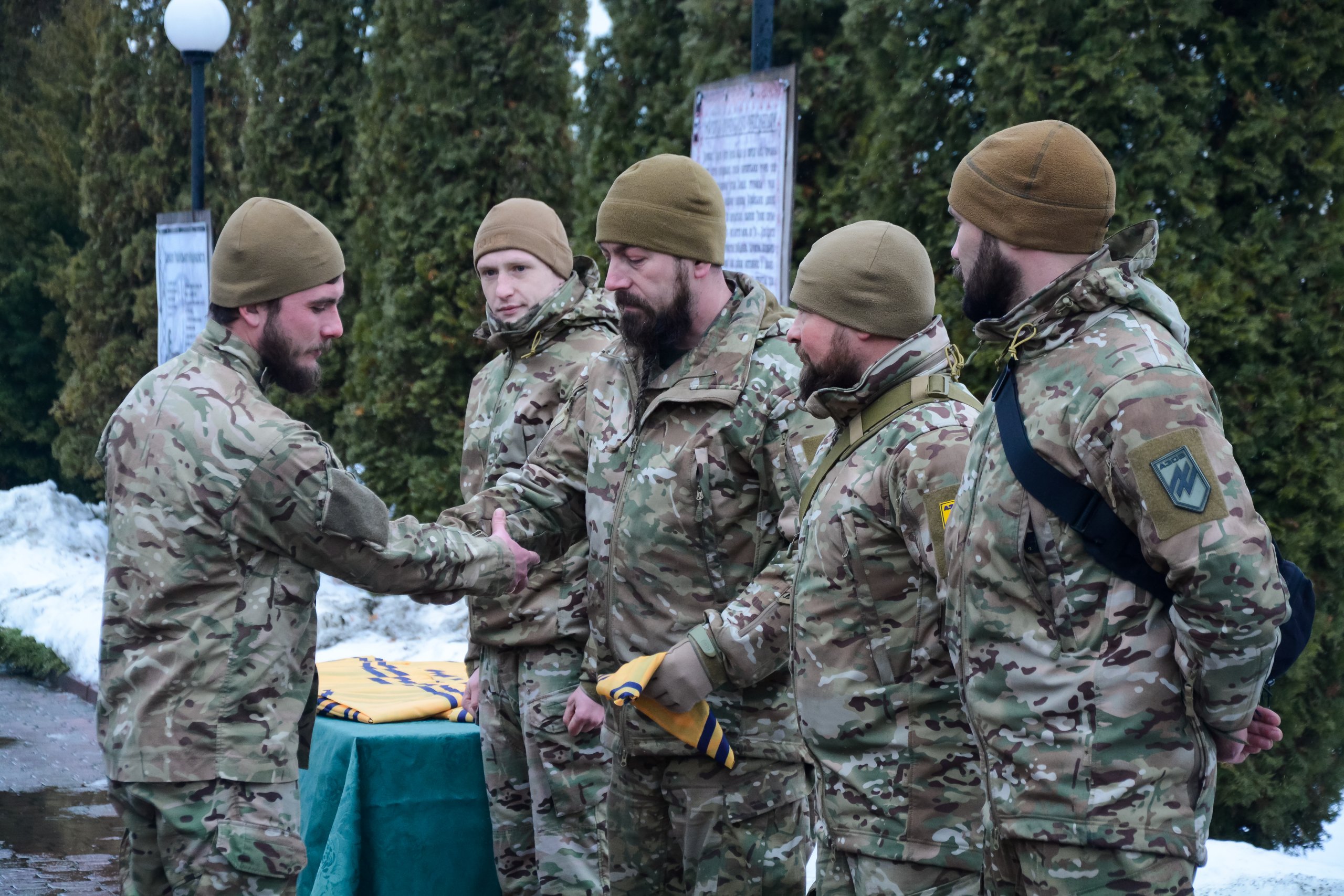 ЦЕРЕМОНІЯ ВРУЧЕННЯ ПРАПОРІВ «АЗОВУ» БІЙЦЯМ, У ЯКИХ ЗАКІНЧИВСЯ СТРОК КОНТРАКТУ