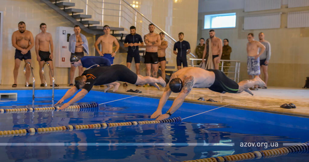 В полку «Азов» провели змагання з плавання