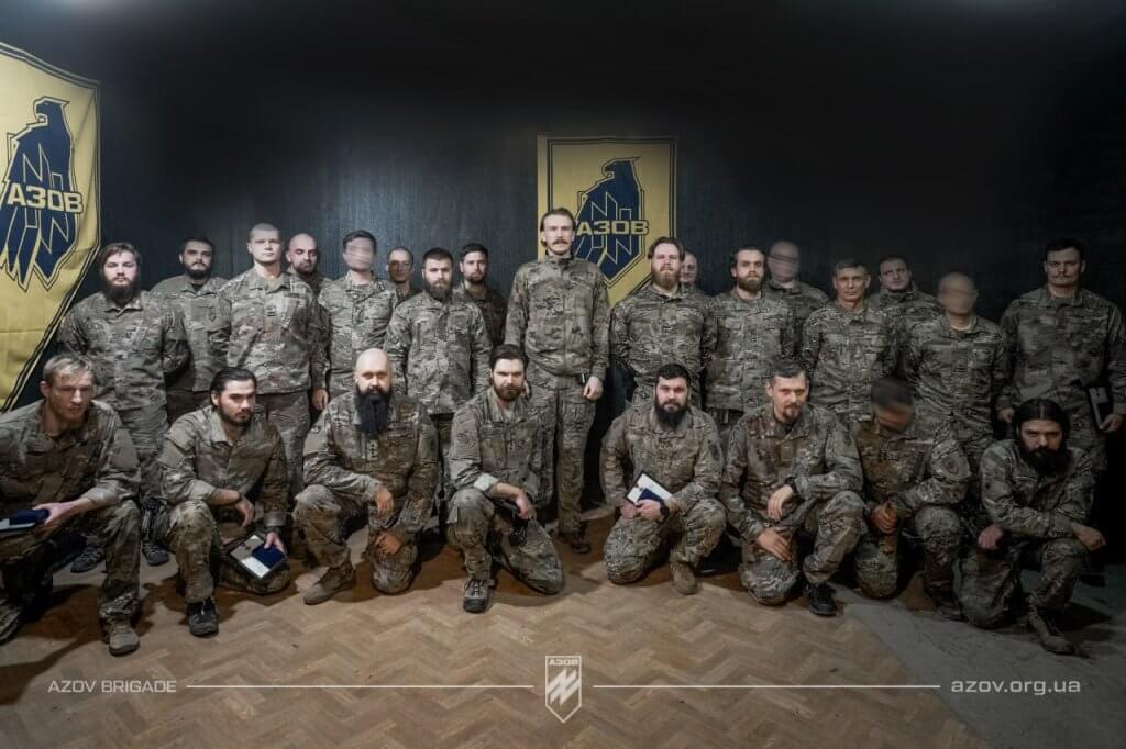 Командир 12-ої бригади спеціального призначення «Азов» НГУ, полковник Денис Прокопенко відзначив офіцерів, які беруть участь у бойових діях на Торецькому напрямку